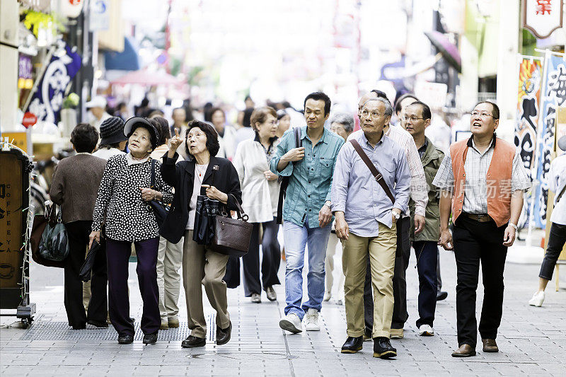 在日本东京，人们走在繁忙的街道上