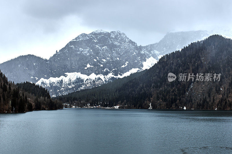 雪的冬天。湖Ritsa,阿布哈兹。阴阴沉沉的天空