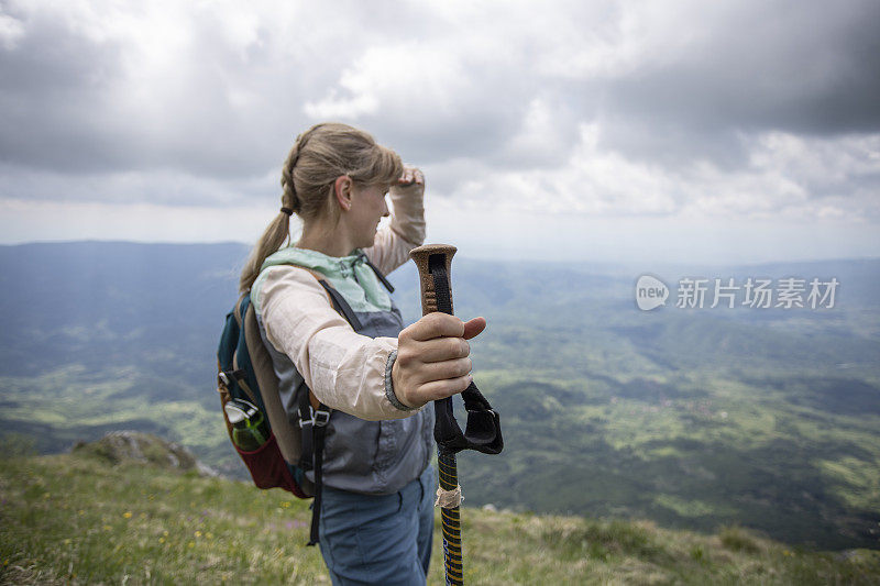 年轻女子登山探险