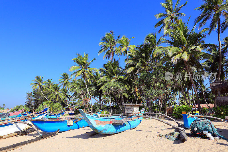 斯里兰卡传统渔船搁浅在海滩上