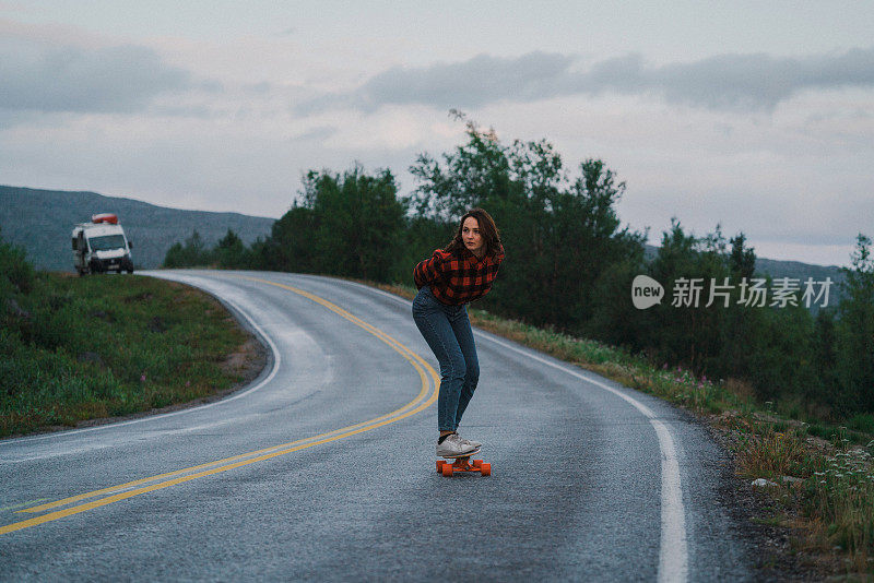 芬兰的一名女子在路上玩长滑板