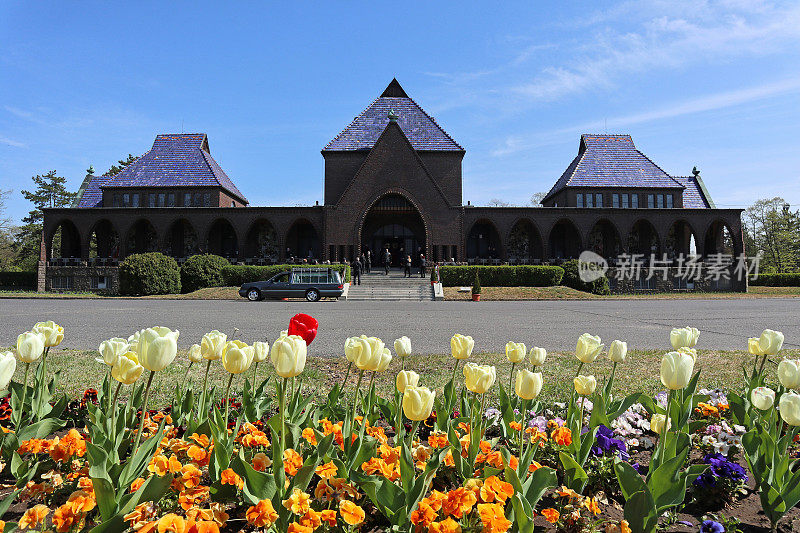 用鲜花建造火葬场