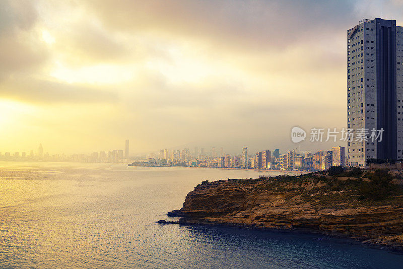 贝尼多姆莱万特海滩夕阳在西班牙阿利坎特