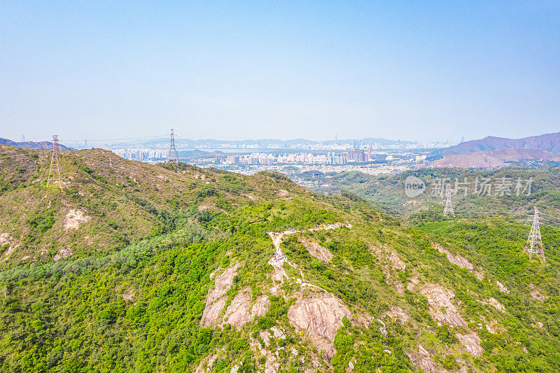 香港森林中的高压电线杆