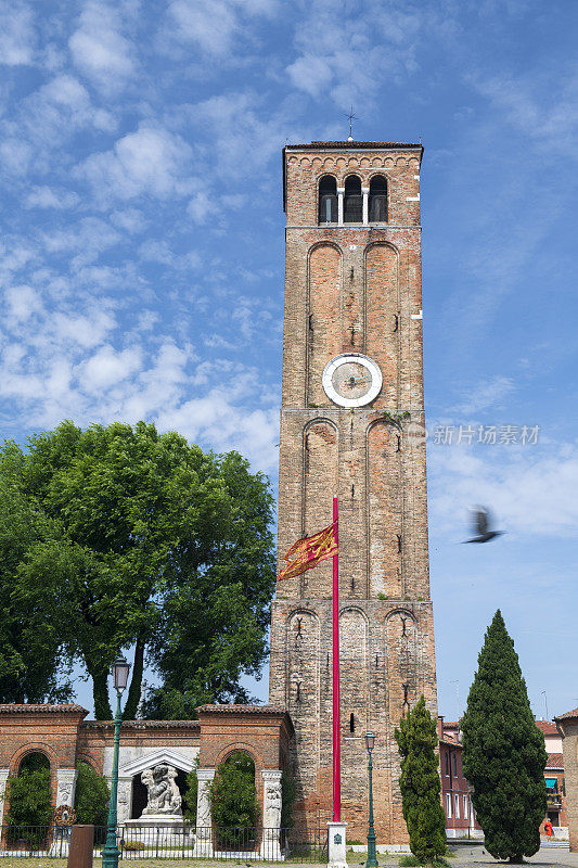 穆拉诺的圣玛丽亚和圣多纳托教堂旁的老钟楼