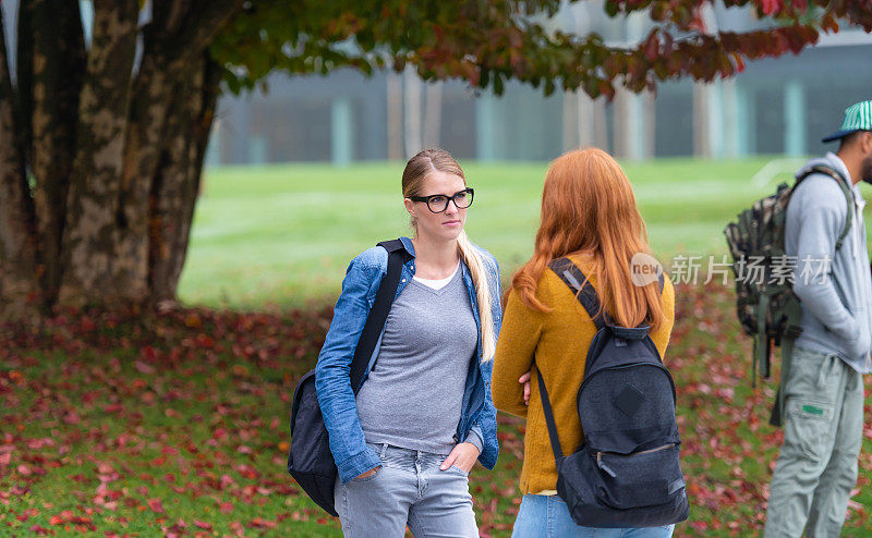 两个女学生下课后在公园里聊天