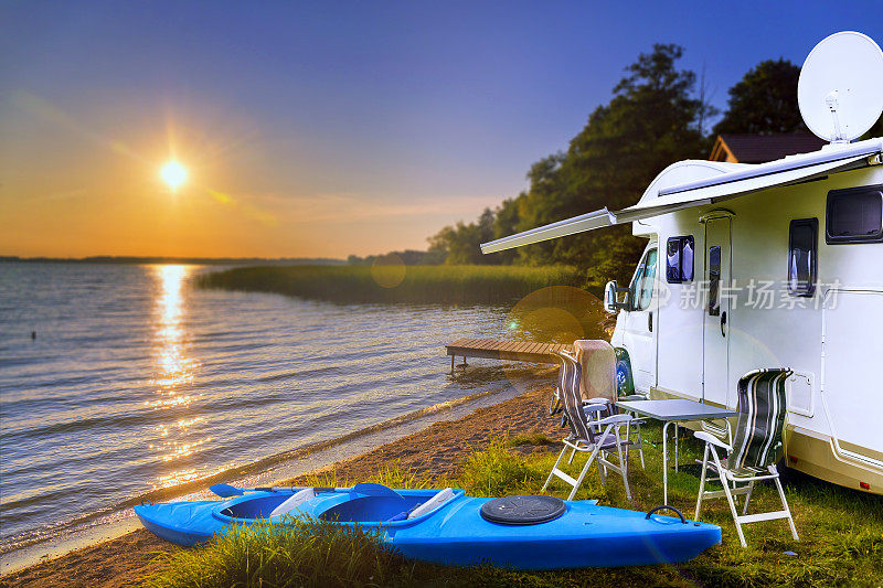 波兰度假-日落在尼哥辛湖在马苏里亚，一个一千湖的土地