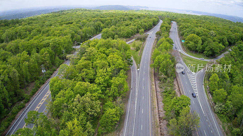帕利塞德州际公路和9W公路沿帕利塞德悬崖架空，远处是马里奥科莫桥
