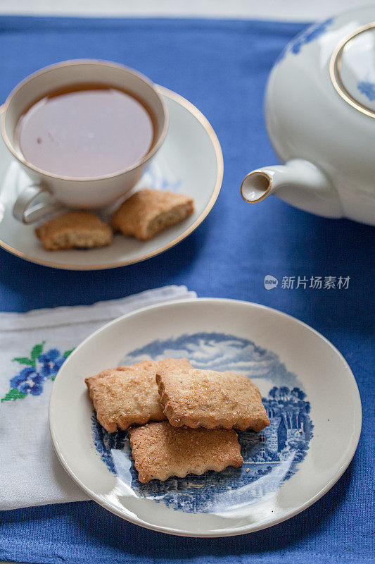 蓝色背景上的饼干杯