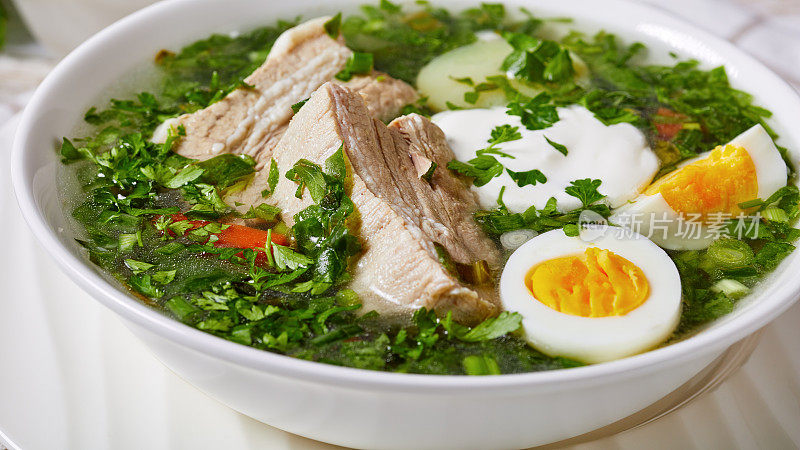 乌克兰绿罗宋汤，新鲜酸模，欧芹，葱和猪排骨，肉汤和煮鸡蛋