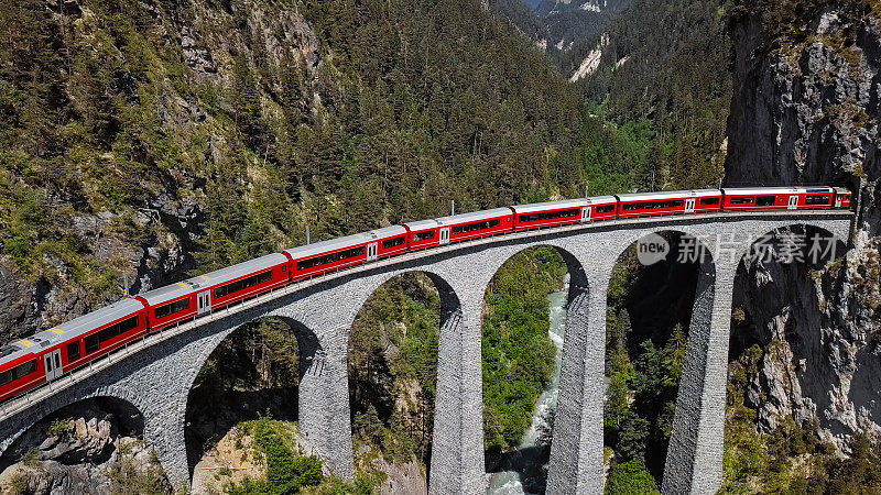 火车鸟瞰图在著名的Landwasser高架桥(Landwasserviadukt)，格劳宾登，瑞士。