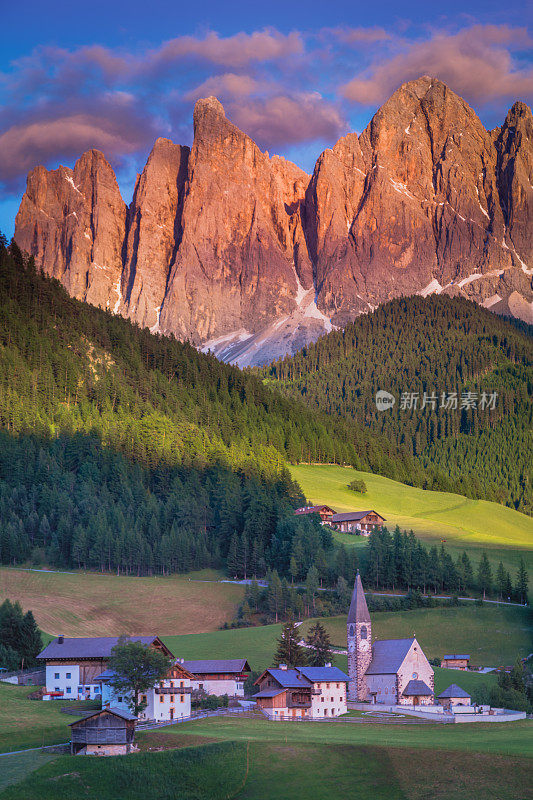 意大利阿尔卑斯山Dolomites，田园诗般的圣玛格达莱纳风景和日落教堂