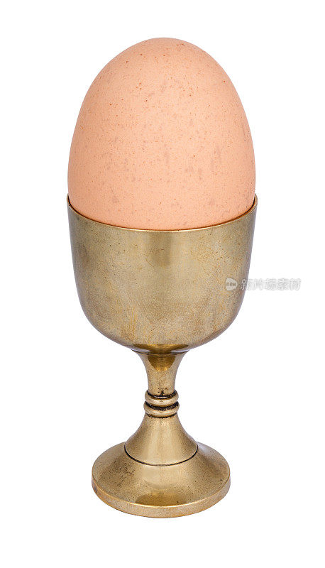 铜蛋杯里的棕色鸡蛋
