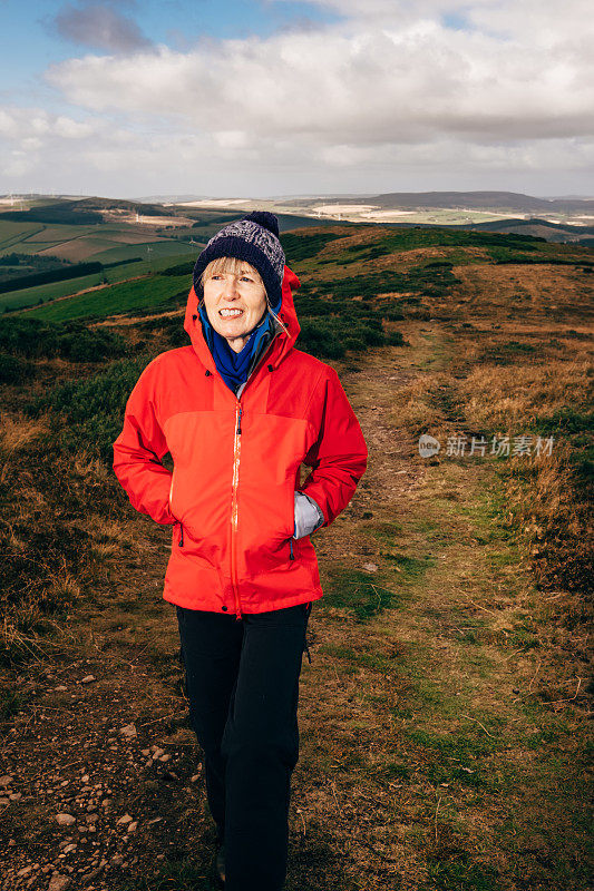 在苏格兰亨特利克拉什马赫山徒步旅行的女人