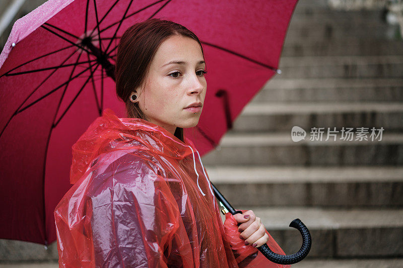 可悲的少女在雨天