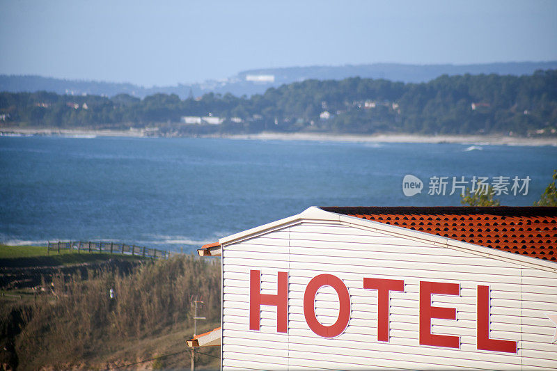 酒店标志，海景和清晰的蓝天背景。