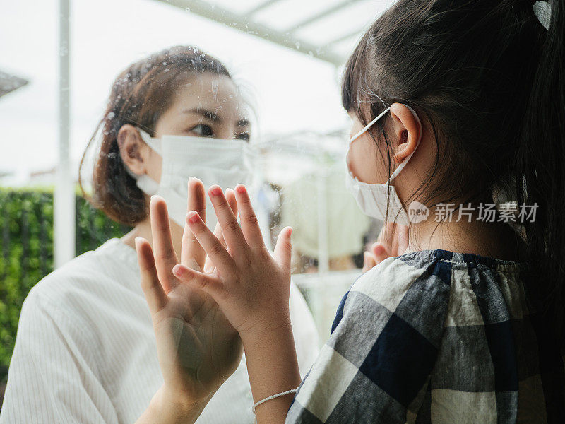 女儿探望被隔离的母亲，防止通过窗户感染冠状病毒