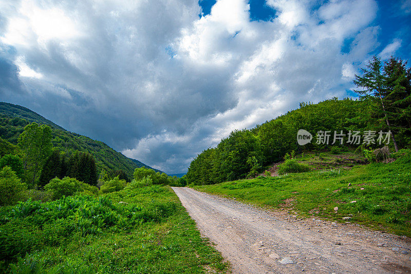 蜿蜒的道路在老山或斯达拉平原的乡间穿行