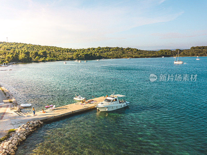 小游艇停在海滩上