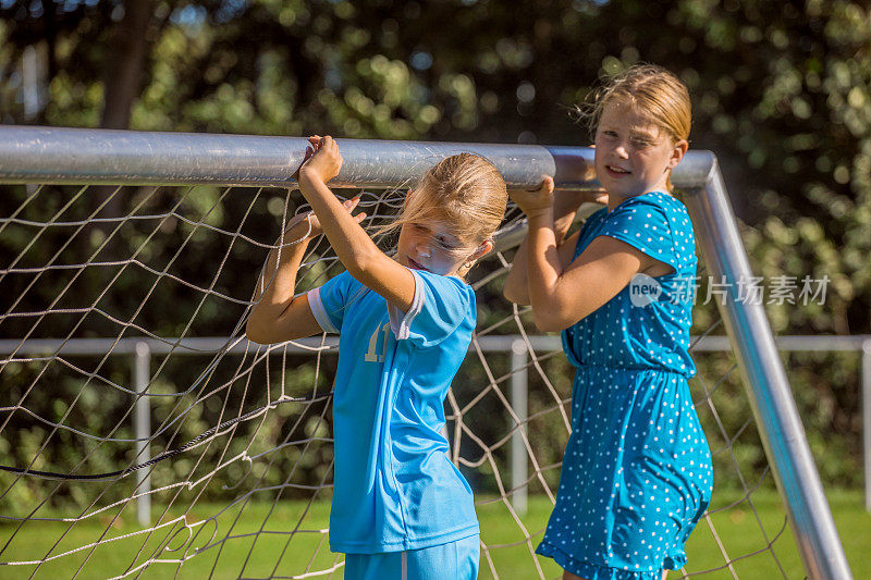 年轻的荷兰女学生在玩足球