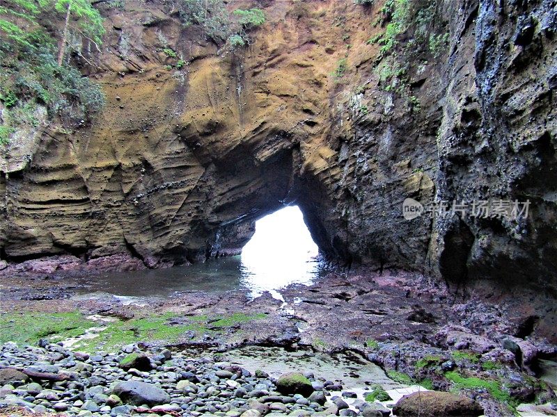 日本。7月。海崖上的洞穴。