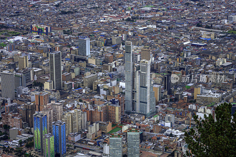 Bogotá，哥伦比亚——从Monserrate山顶俯瞰这座位于首都城市上空约1500英尺的大型安第斯现代城市。