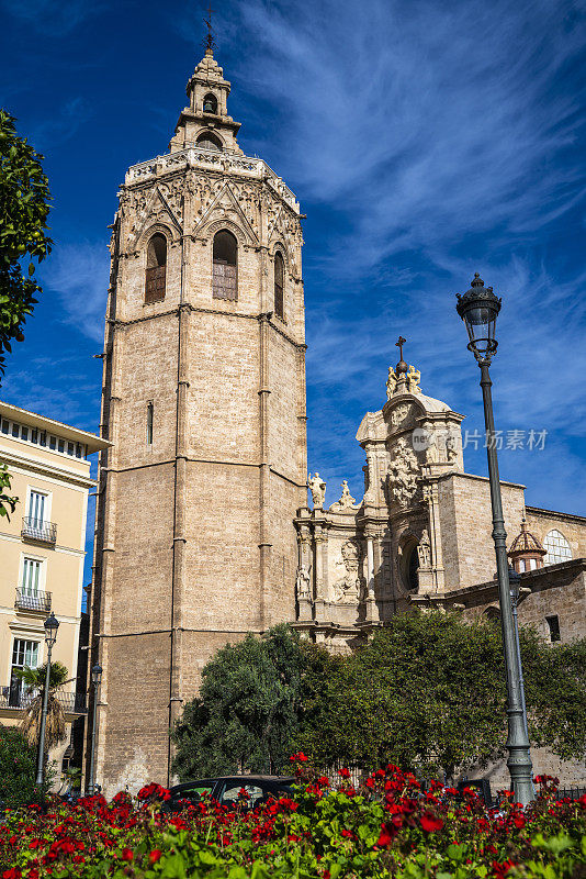 西班牙的米卡莱钟楼和巴伦西亚大教堂