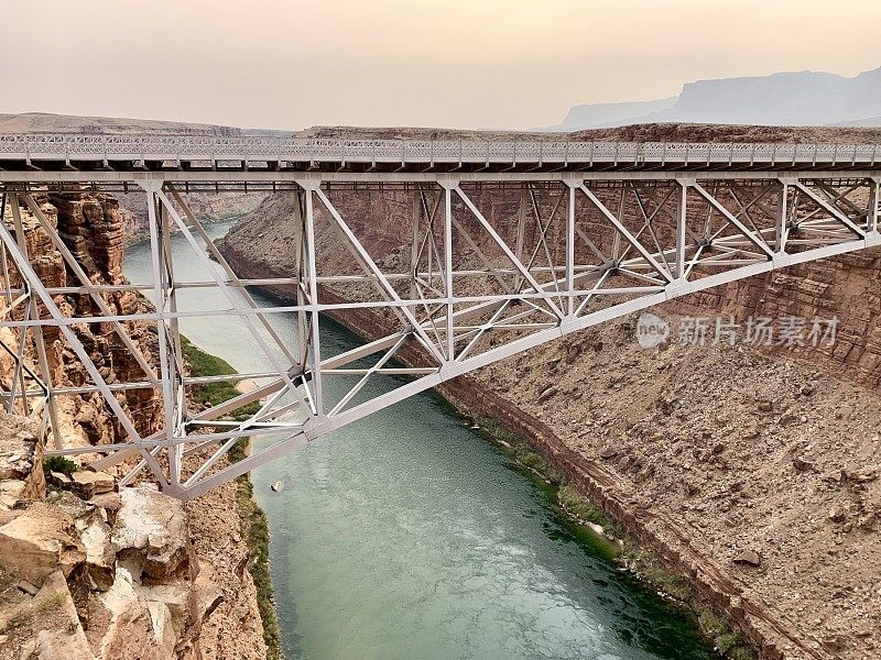 美国亚利桑那州大理石峡谷科罗拉多河上的纳瓦霍桥