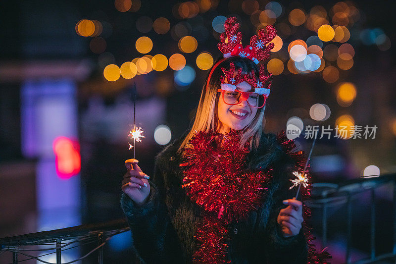 一个有圣诞洒水器的漂亮女人