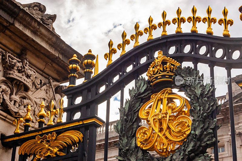 白金汉宫大门上的金色皇室徽章