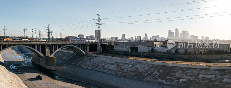 洛杉矶河和市区天际线