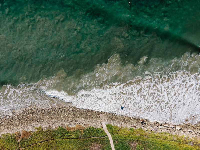 加州海滩冲浪者的鸟瞰图