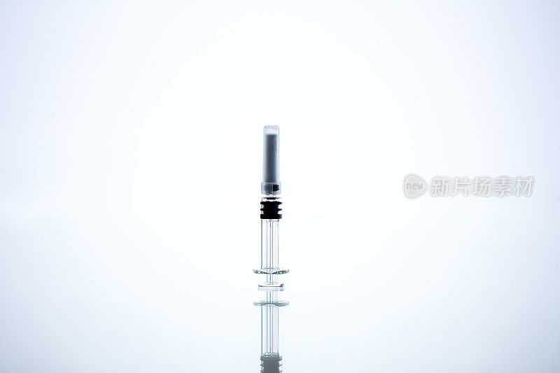 有反射和自由空间的Covid-19疫苗注射器