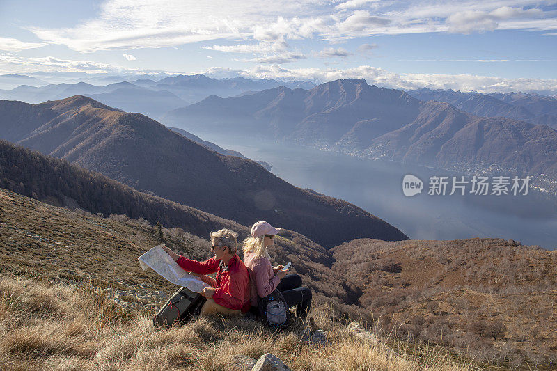 一对成熟的夫妇在阳光明媚的山脊上放松