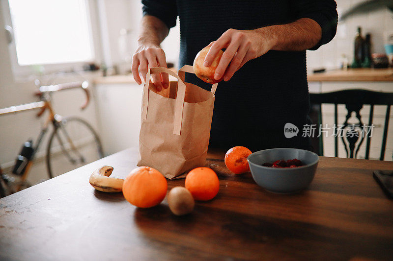 从超市带食物来的男人