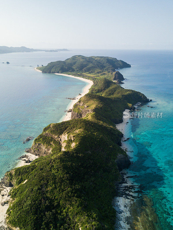 原始的岛屿海滩和海洋。从上面的札米岛