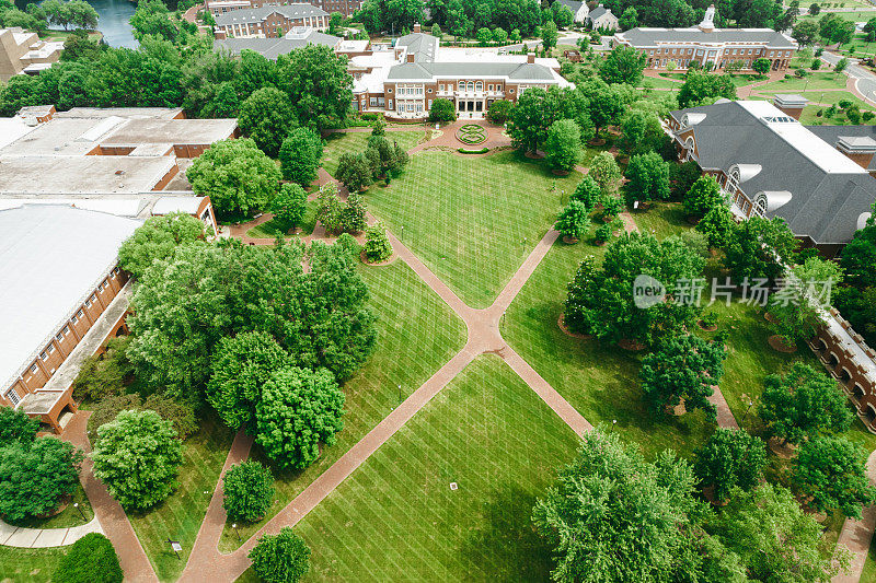 春天的大学校园上空