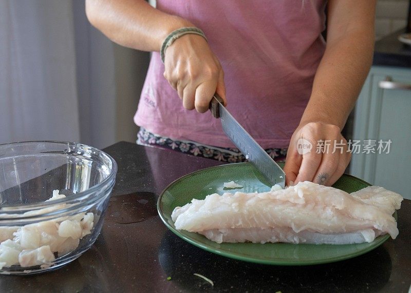 年轻女子在家为酸橘汁腌鱼做准备