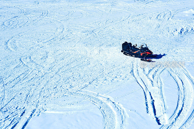 雪地上的雪地摩托，上面有许多雪地摩托的痕迹