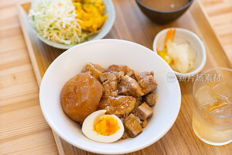 木制背景上的各色日本食物。菜肴和开胃菜确实菜肴，米饭，扁豆。