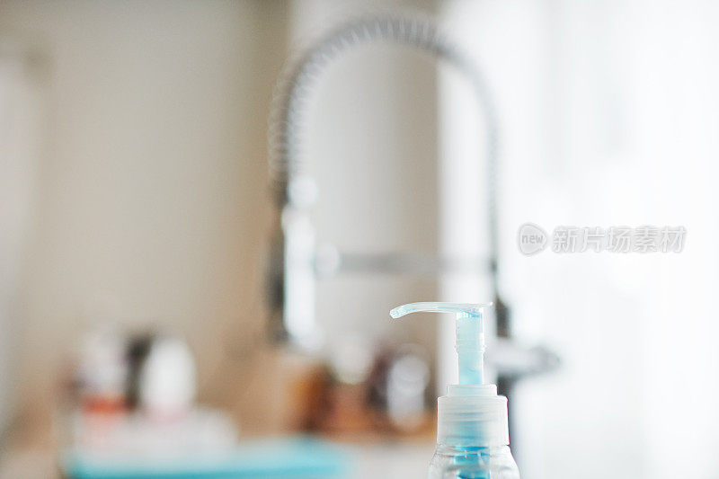 厨房水槽和水龙头旁的洗手液或抗菌洗手液