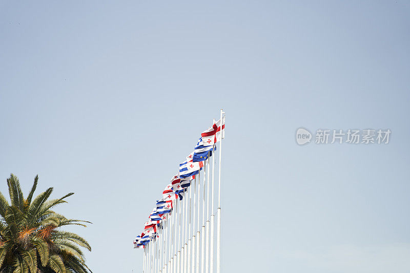 天空中飘扬着格鲁吉亚和欧盟的旗帜