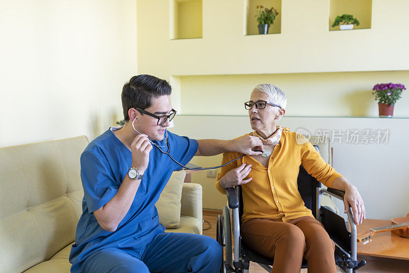 男医生正在照顾一位老年妇女的家访和检查她的医疗条件与听诊器。