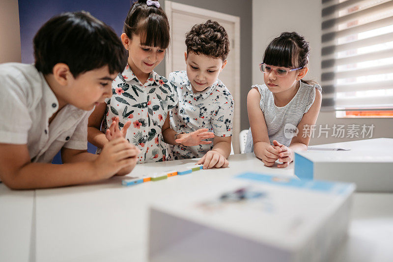 小学的孩子正在学习编程的基础知识