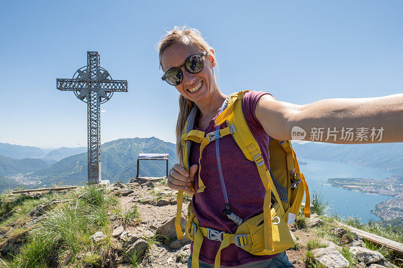 一名徒步旅行者在山顶自拍