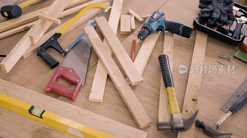 木匠在木制背景上使用工具