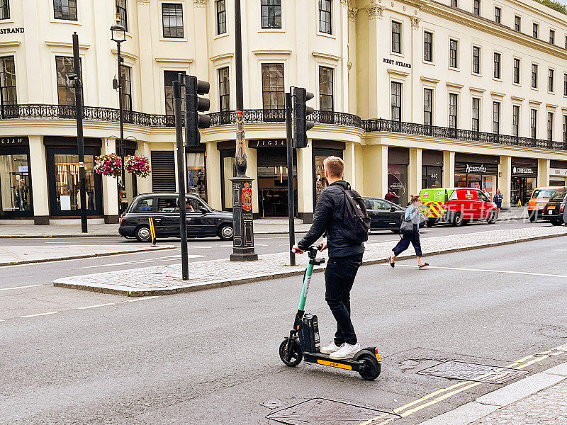 在伦敦市中心的街道上骑电动车的人
