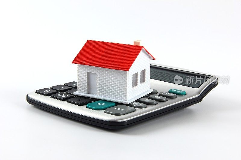 房子模型和计算器在白色的背景