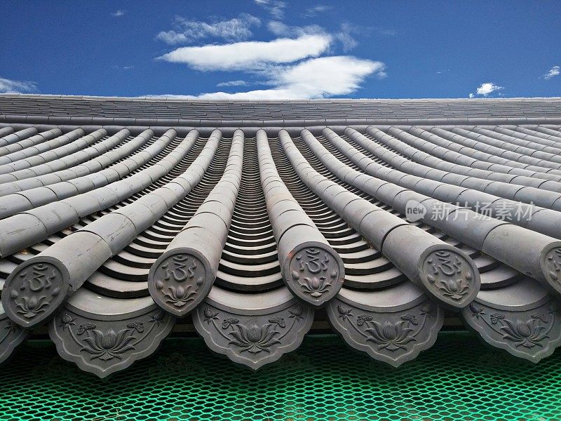 蓝天和传统的韩国屋顶瓦。