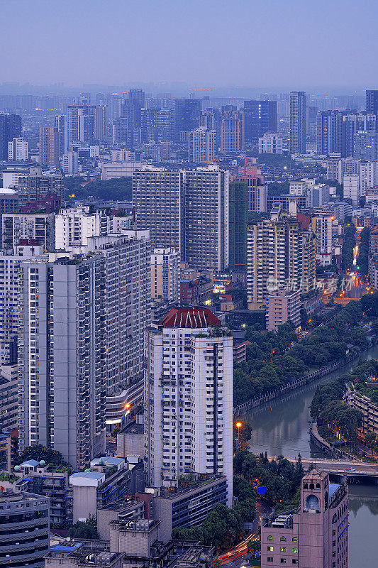 在成都的夜晚，城市里的现代高层建筑与稠密的蓝色摄影